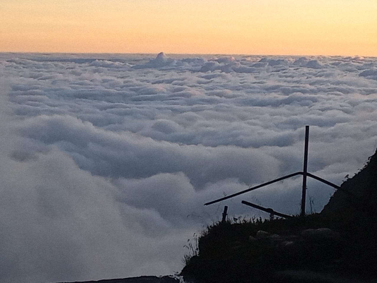 Sensasi Berada di Awan di Ketinggian Gunung Bijih Papua - Berita Daerah