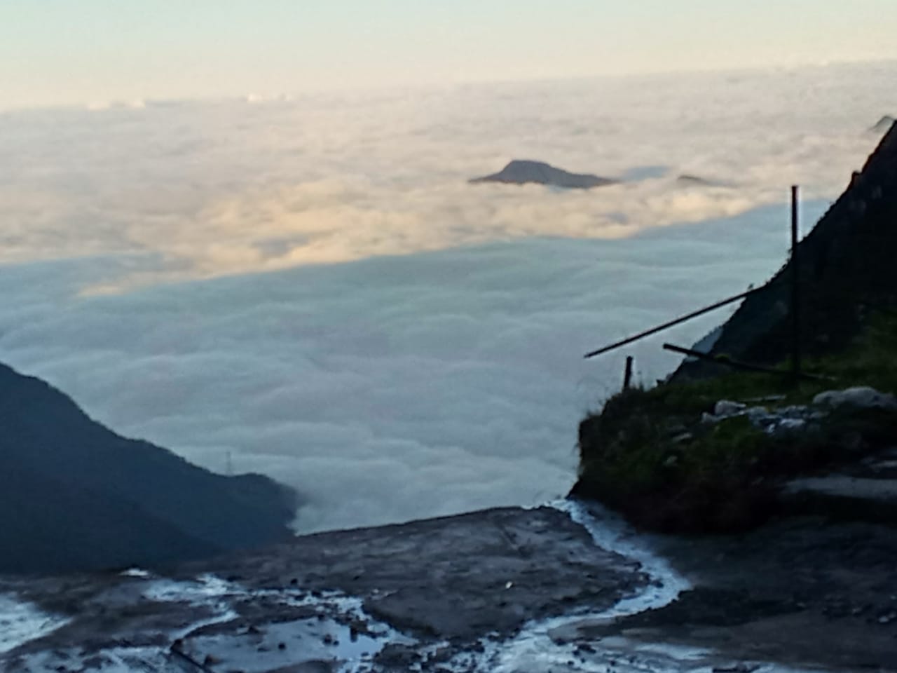 Sensasi Berada di Awan di Ketinggian Gunung Bijih Papua - Berita Daerah