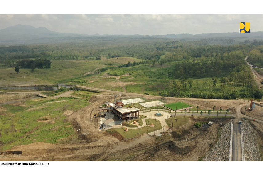 Bendungan Semantok yang berlokasi di Kabupaten Nganjuk, Jawa Timur segera tuntas pengerjaannya. Dikerjakan oleh PT Brantas Abipraya (Persero), Badan Usaha Milik Negara (BUMN) yang bergerak di bidang konstruksi ini, bendungan ini nantinya akan menjadi bendungan terpanjang se-Asia Tenggara