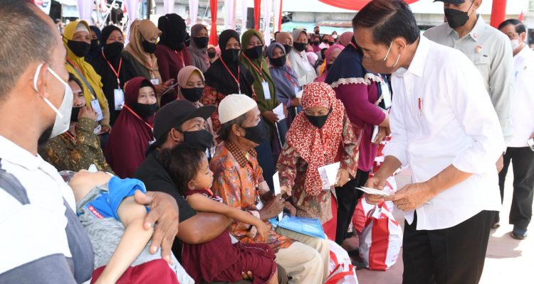 Presiden Jokowi Berikan Bantuan Modal Kerja Bagi Peserta PKH