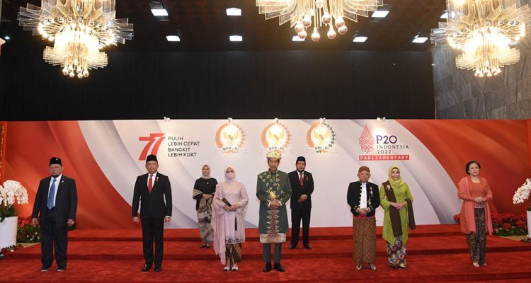 Wapres Kenakan Pakaian Adat Solo Hadiri Sidang Tahunan MPR