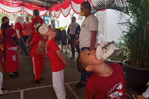 Keceriaan Lomba Makan Kerupuk Rayakan Hari Kemerdekaan Indonesia