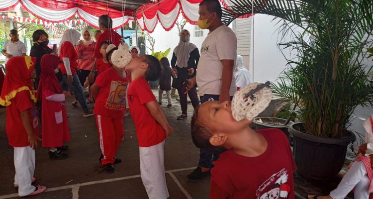 Keceriaan Lomba Makan Kerupuk Rayakan Hari Kemerdekaan Indonesia