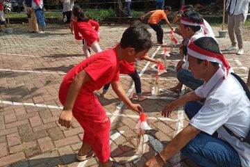 Keseruan Peserta Mengikuti Lomba Lari Bendera Pagi Ini