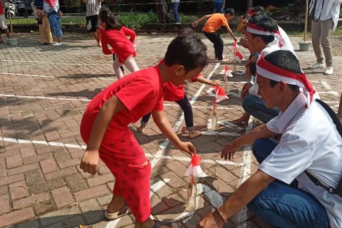 Keseruan Peserta Mengikuti Lomba Lari Bendera Pagi Ini