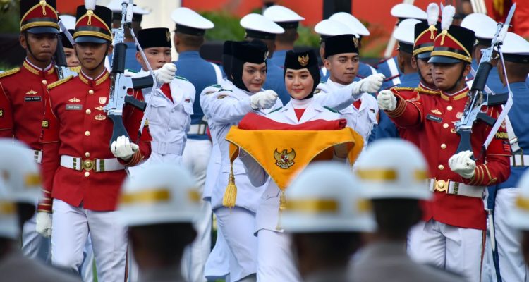 Tim Pancasila Sakti Bertugas pada Upacara Penurunan Bendera Sang Merah Putih