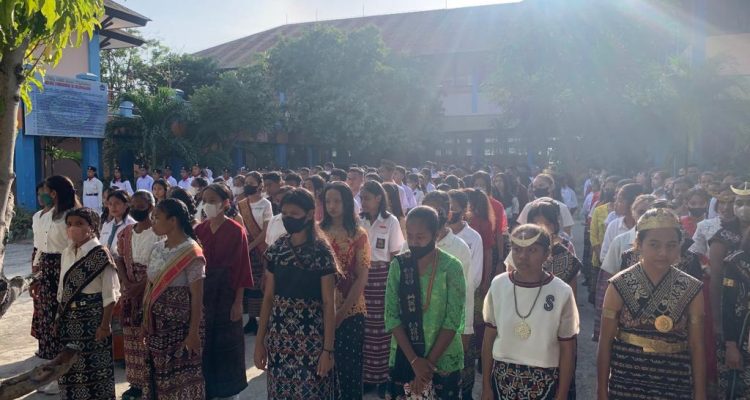 Peringati HUT Republik Indonesia ke-77 Dengan Berbaju Daerah