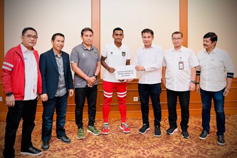 Pemberian Bonus Kepada Timnas Sepak Bola U-16 Oleh Presiden