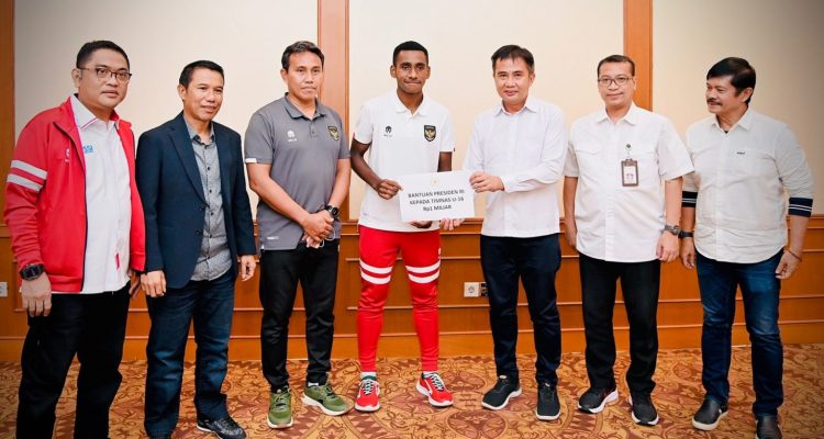 Pemberian Bonus Kepada Timnas Sepak Bola U-16 Oleh Presiden