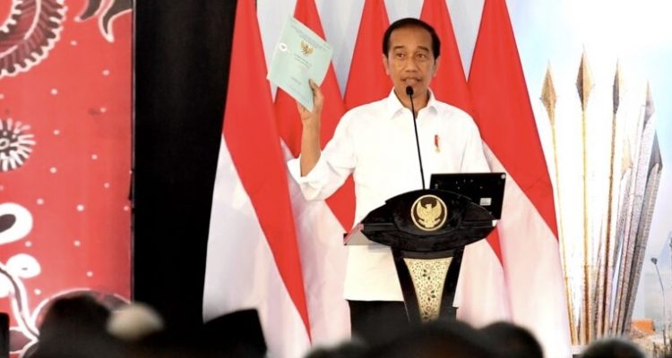 Presiden Joko Widodo Berikan Sertifikat Tanah Bagi Rakyat di Sidoarjo