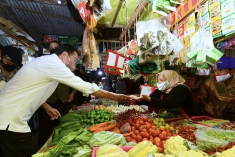 Presiden Kunjungi dan Berikan Bansos di Pasar Larangan Sidoarjo