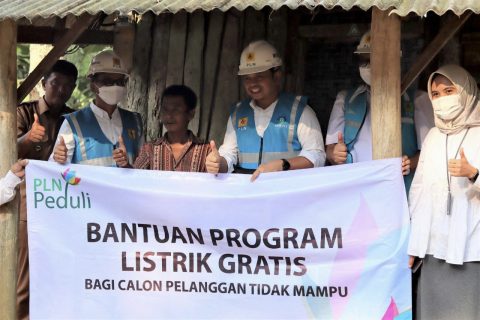 PLN Bantu Pemasangan Listrik Secara Gratis 102 Rumah di Lampung