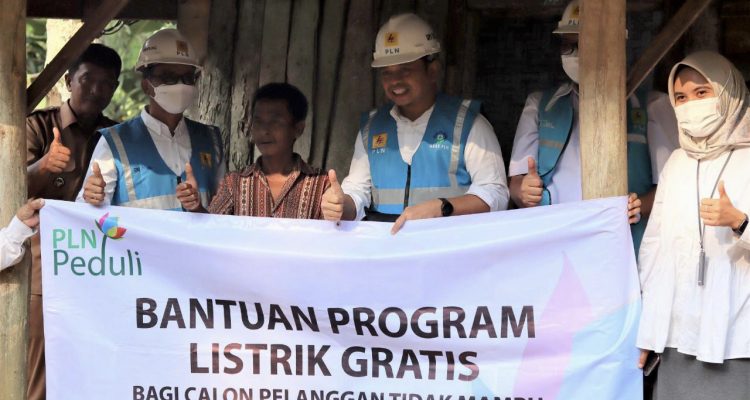 PLN Bantu Pemasangan Listrik Secara Gratis 102 Rumah di Lampung