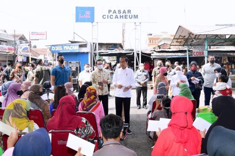 Presiden Jokowi Menyerahkan Bantuan Sosial di Pasar Cicaheum
