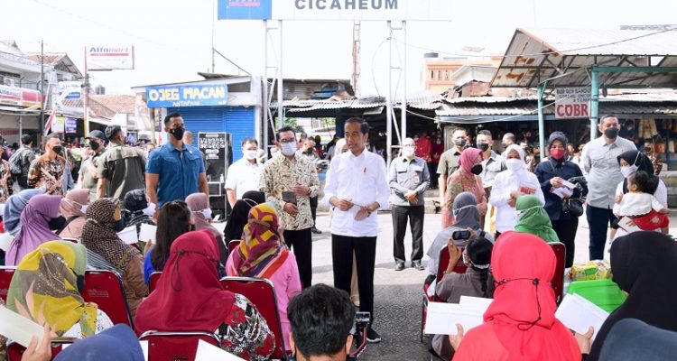 Presiden Jokowi Menyerahkan Bantuan Sosial di Pasar Cicaheum