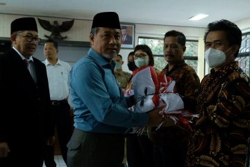 Pembagian Bendera Merah Putih