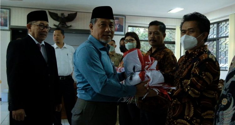 Pembagian Bendera Merah Putih