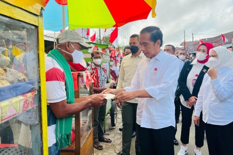Presiden Jokowi Serahkan BLT BBM Kepada KPM di Saumlaki