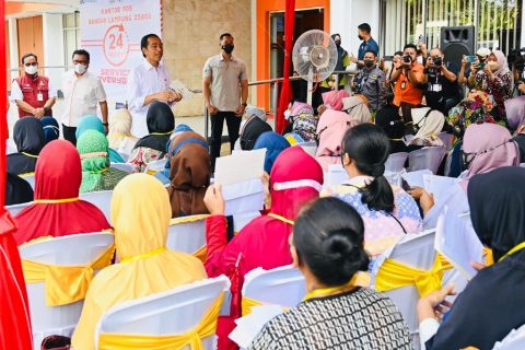 Presiden Jokowi Meninjau Pembagian BLT BBM di Lampung