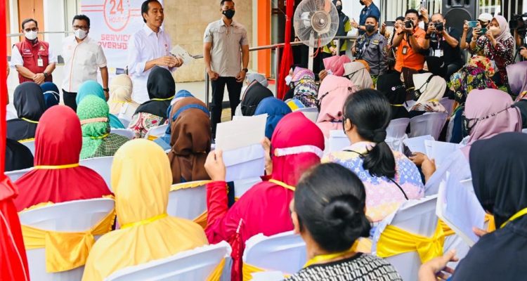 Presiden Jokowi Meninjau Pembagian BLT BBM di Lampung