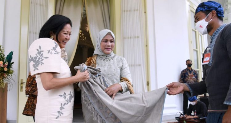 Ibu Iriana Bersama Istri Presiden Filipina Saksikan Pameran Kain Asli Suku Badui