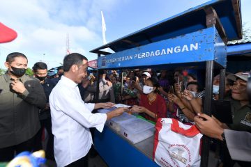 Presiden Jokowi bersama Ibu Iriana Berkunjung Ke Pasar Langgur