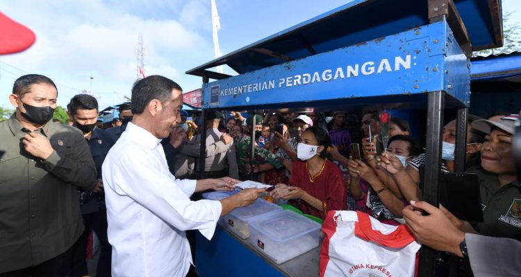 Presiden Jokowi bersama Ibu Iriana Berkunjung Ke Pasar Langgur