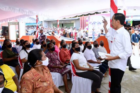 Presiden Jokowi Meninjau Penyerahan Bantuan Sosial di Kantor Pos Kepulauan Aru
