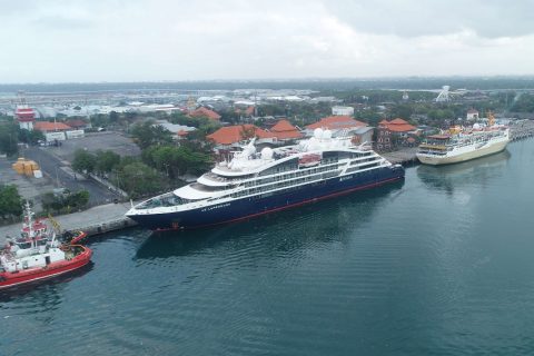 Kapal Wisata Laperouse Disambut Di Pelabuhan Benoa