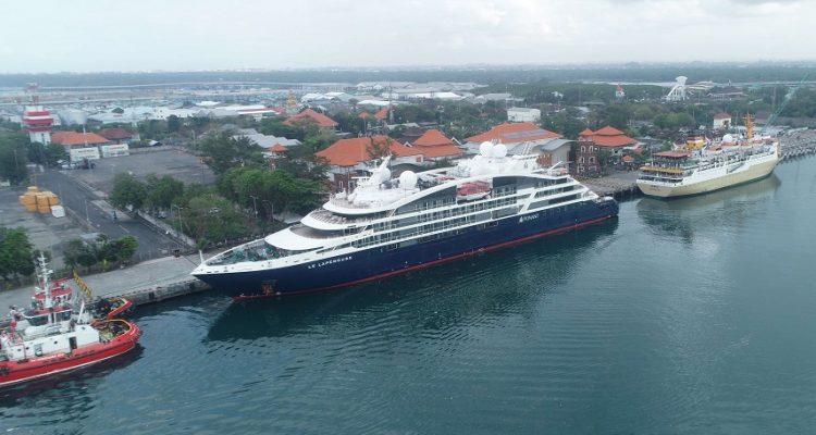 Kapal Wisata Laperouse Disambut Di Pelabuhan Benoa