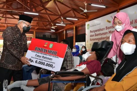 Bantuan Kemensos dan BPJAMSOSTEK Diserahkan Wapres kepada Warga