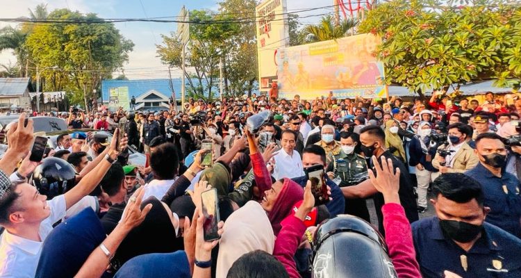Antusiasme Masyarakat Baubau Sambut Kedatatangan Presiden Jokowi