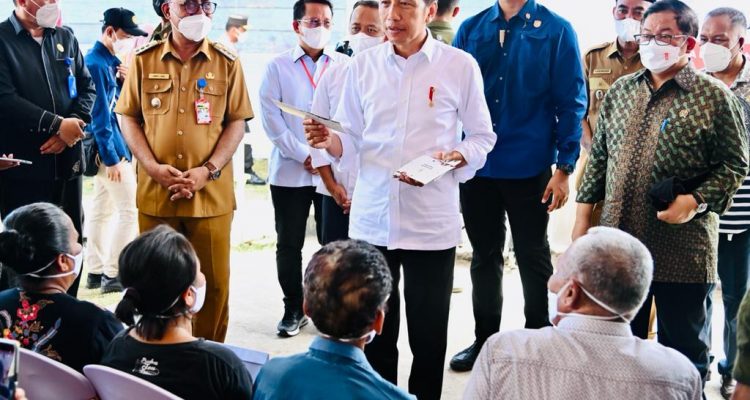 Presiden Memberikan Bansos di Kantor Pos Jailolo