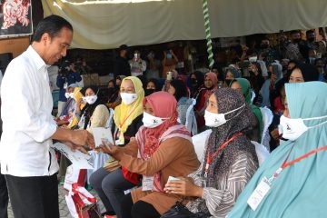 Presiden Berikan Bansos di Pasar Muntok Bangka Barat