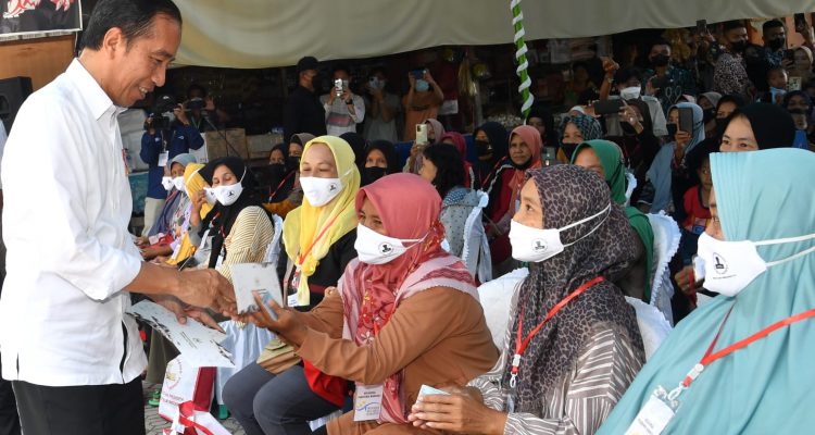 Presiden Berikan Bansos di Pasar Muntok Bangka Barat