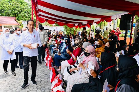 Presiden Serahkan Bantuan Sosial di Kantor Pos Balikpapan