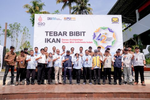 Menabur Bibit Ikan di Danau Archipelago TMII