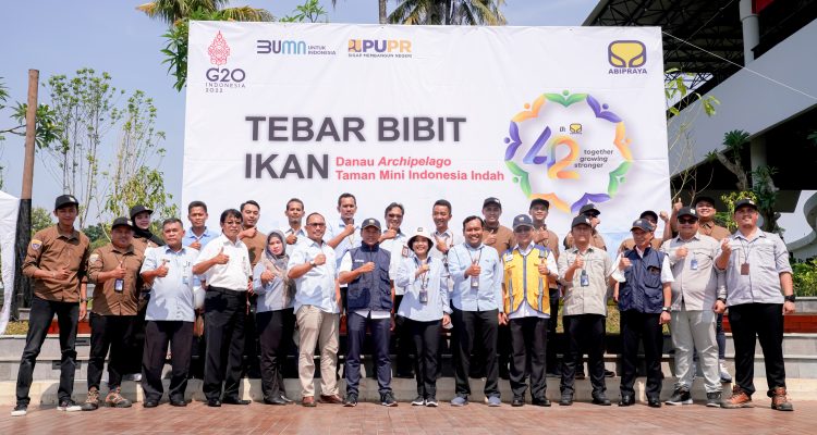 Menabur Bibit Ikan di Danau Archipelago TMII