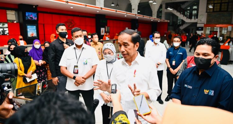 Presiden Serahkan BLT BBM di Kantor Pos Kota Bandung