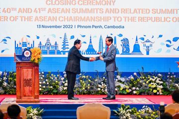 Indonesia Menerima Estafet Keketuaan ASEAN 2023 dari Kamboja
