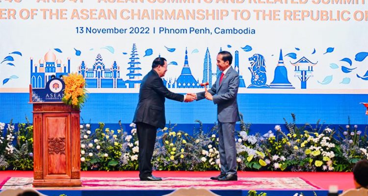 Indonesia Menerima Estafet Keketuaan ASEAN 2023 dari Kamboja
