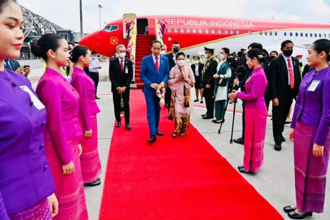 Presiden Jokowi dan Ibu Iriana Sudah Tiba di Bangkok