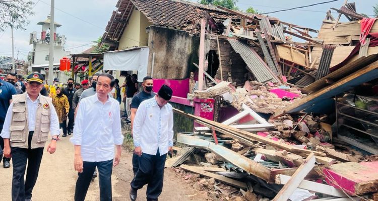 Presiden Pastikan Rekonstruksi Bangunan Cianjur Dimulai