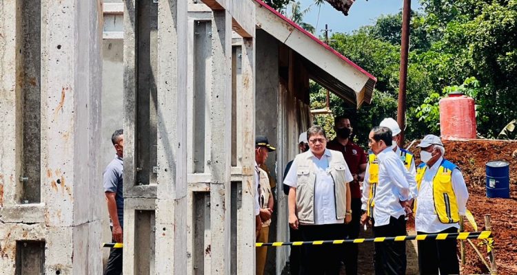 Presiden Meninjau Pembangunan Rumah Tahan Gempa di Cianjur