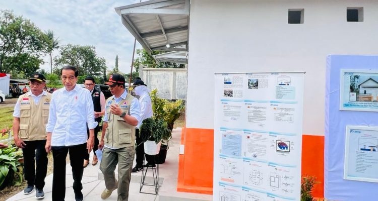 Presiden Jokowi Meninjau Rumah Contoh Tahan Gempa di Cianjur