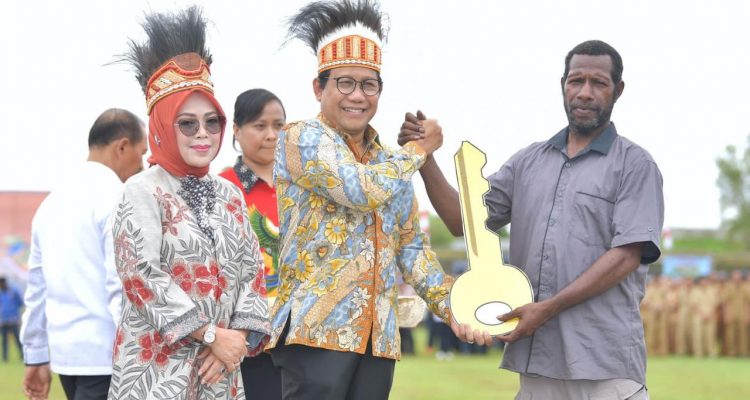 Mendes PDTT Serahkan Kunci Rumah Kepada 17 KK Transmigran