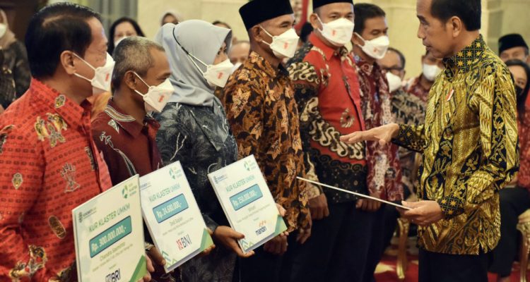 Penyerahan KUR Klaster dan Penyaluran Dana melalui LPDB KUMKM