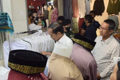 Presiden Jokowi Meninjau Aktivitas Perdagangan di Pasar Tanah Abang