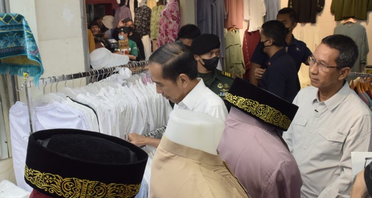 Presiden Jokowi Meninjau Aktivitas Perdagangan di Pasar Tanah Abang
