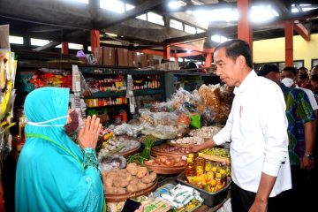 Presiden Jokowi Meninjau Aktivitas Perdagangan di Pasar Sentul